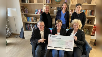 Freude bei der Spendenübergabe (v.l.): Diakon Benno Saruba, Uli Baab, Sina Muscholl, Sylvia Birkmeyer, Almuth Welzel und Alessia Paggi. (Foto: red)