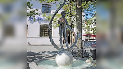 Am Karl-Valentin-Brunnen am Viktualienmarkt können gleich zwei Durstige nebeneinander ihre Flaschen füllen. (Foto: Michael Nagy/ Presseamt München)