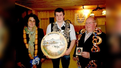 Doris Weigl, Maximilian Weigl, Nikolaus Kurz: Bei der Siegerehrung der Römerschützen.	 (Foto: privat)