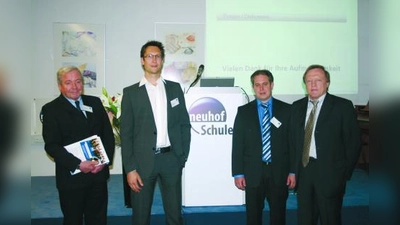 Die beiden Referenten Sebastian Fedeli (2.v.r.) und Veit Lechner (2.v.l.) zusammen mit Jürgen Meyer (Geschäftsführer neuhof-Schulen) und Eduard Bittlinger (Geschäftsführer A für M GmbH). (Foto: sb)