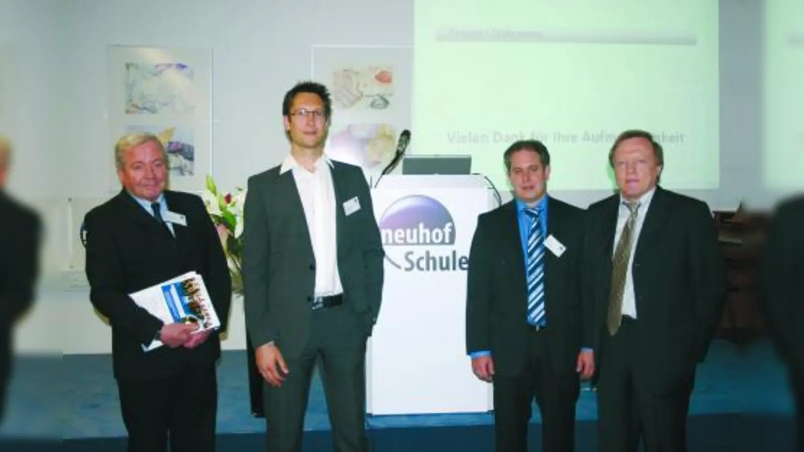 Die beiden Referenten Sebastian Fedeli (2.v.r.) und Veit Lechner (2.v.l.) zusammen mit Jürgen Meyer (Geschäftsführer neuhof-Schulen) und Eduard Bittlinger (Geschäftsführer A für M GmbH). (Foto: sb)