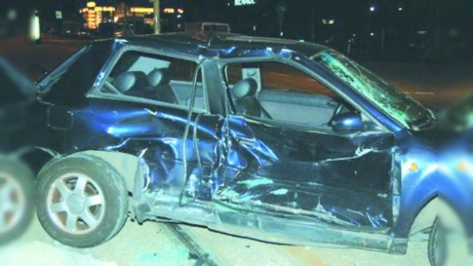 Die Feuerwehr befreite den eingeklemmten 34-Jährigen aus seinem Fahrzeug, das bei dem Unfall schwer beschädigt wurde. (Foto: Polizei)