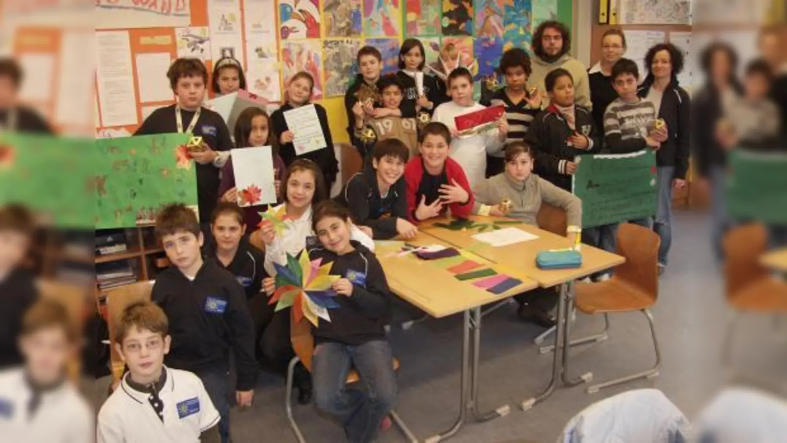 Stolz zeigen die Mädchen und Jungen der 5g, die von ihnen gebastelten Sterne und Kerzenhalter zur Dekoration des Nikolaus-Kuchenbasars – Unterstützung und Lob für die schönen Bastelarbeiten erhielten sie von Klassleiterin Iris Braun (rechts), Susan Golla und Marcel Plank. (Foto: Eva Schraft)