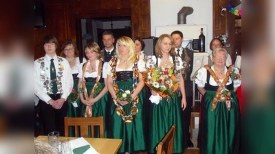 In der ersten Reihe stehen hier die neuen Könige der SG Langwied: (v.l.) Philip Würfel, Anita Schuler, Brigitte Steinherr, Schützenkönigin Monika Pallast und Irene Hardt. (Foto: pi)