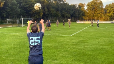 Schweres Spiel in Gräfelfing: Leon Schleich beim Einwurf.  (Foto: AS)