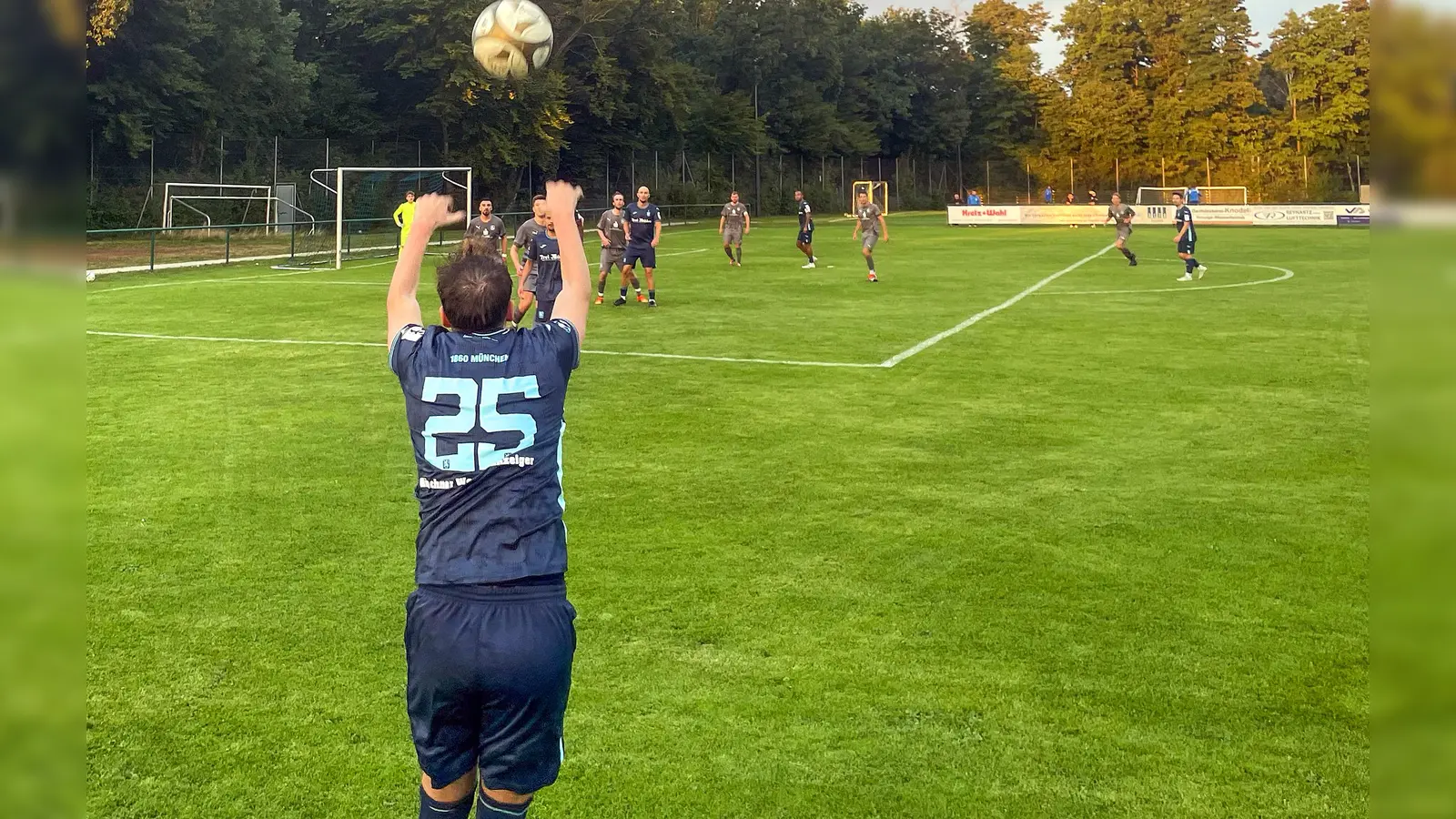 Schweres Spiel in Gräfelfing: Leon Schleich beim Einwurf.  (Foto: AS)