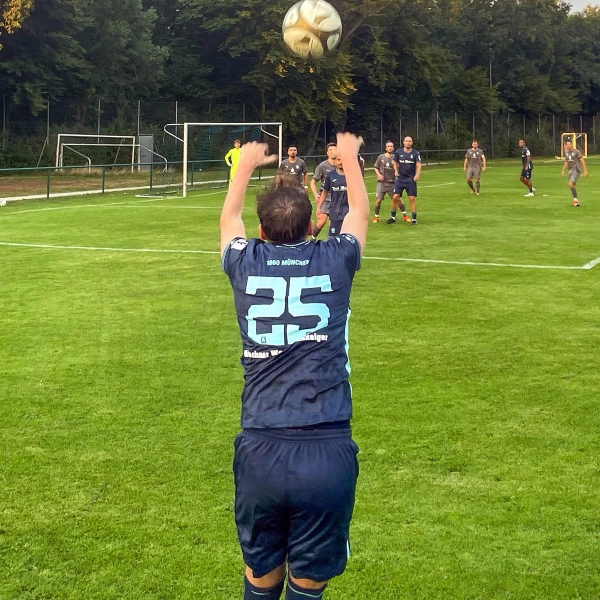 Schweres Spiel in Gräfelfing: Leon Schleich beim Einwurf.  (Foto: AS)