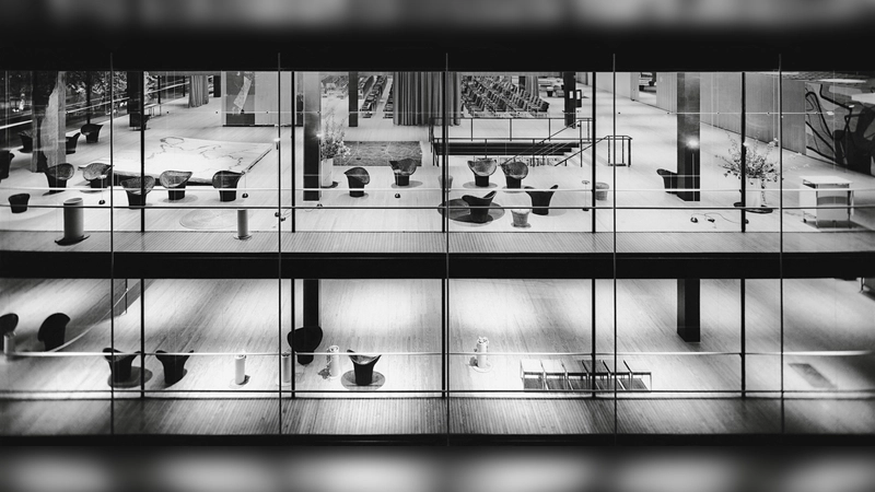 Reflexion – im Wortsinn oder sinnbildlich verstanden – ist das Thema der Ausstellung in der Barer Straße 40. Hier ein Bild von Sep Ruf und Egon Eiermann mit dem Titel „Deutscher Pavillon”, Brüssel, 1958.  (Foto: Georg Pollich, 1958 Architekturmuseum der TUM)