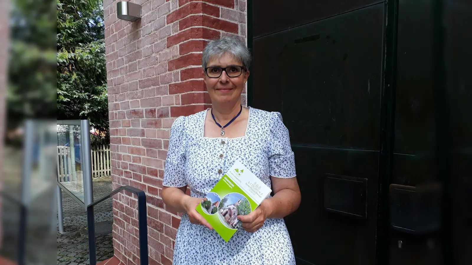 Pfarrerin Susanne Trimborn präsentiert die Festschrift zum 175-jährigen Jubiläum der St. Paulus-Kirche. (Foto: Trimborn)