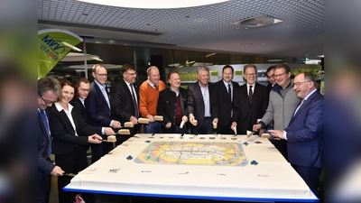 Am Marienplatz begrüßten MVV-Gesellschafter und Verkehrsunternehmen am Sonntag die Einführung der neuen Tarifstruktur. Rund 70 Millionen Euro werden für die durchschnittliche Preisreduzierung von sieben Prozent zur Verfügung gestellt. (Foto: Marcus Schlaf, MVV)