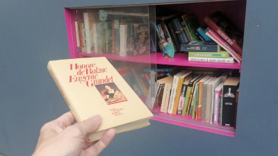 Honoré de Balzacs „Eugenie Grandet” im Bücherregal am Zenettiplatz. (Foto: job)
