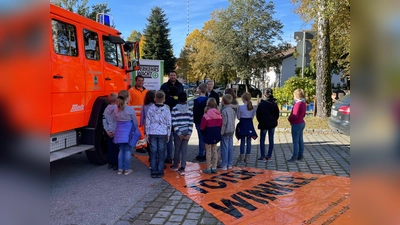 Helmut Lechner, Bernhard Schweida und Silvia Klauß (v. li.) erklären den „Toten Winkel”.  (Foto: KVW)