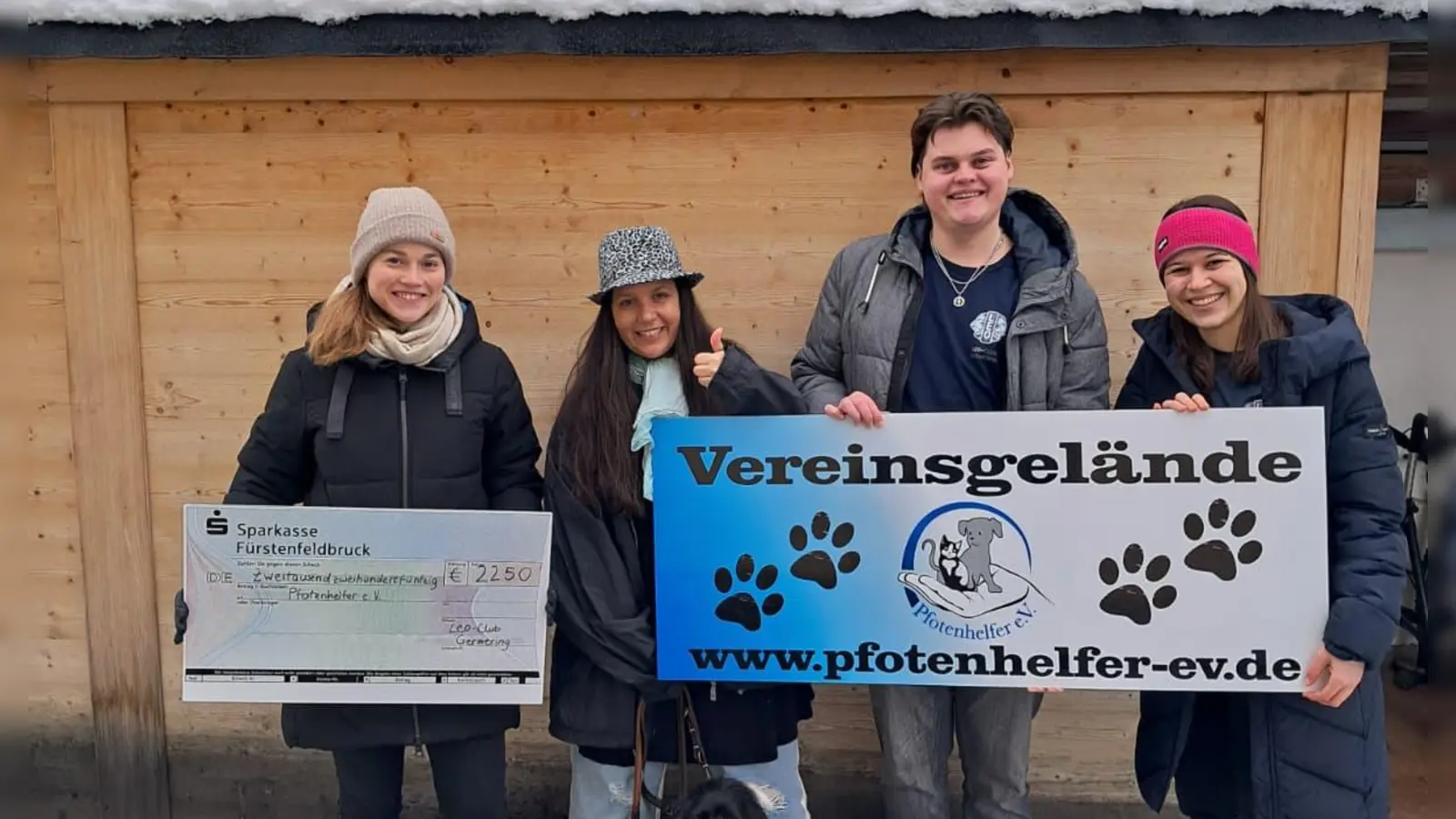 Kerstin Fannasch von den Pfotenhelfern (2.v.l.) freute sich über die Spende, die von Mitgliedern des Leo-Clubs überbracht wurde. (Foto: Leo-Club Germering)