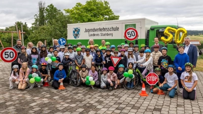 Zahlreiche Kinder beim Fahrradtraining mit (v.l.): Fachbereichsleiter Markus Reichart, Verena Becht (Vorsitzende Verkehrswacht), Silke Rogosch (Schulleiterin Grundschule Aufkirchen), AndreasRuch (Leiter PI Gauting), Kerstin Grübel und Julian Kolein (Verkehrserzieher PI Gauting), Landrat Stefan Frey und Bürgermeister Rupert Steigenberger. (Foto: Landratsamt Starnberg)