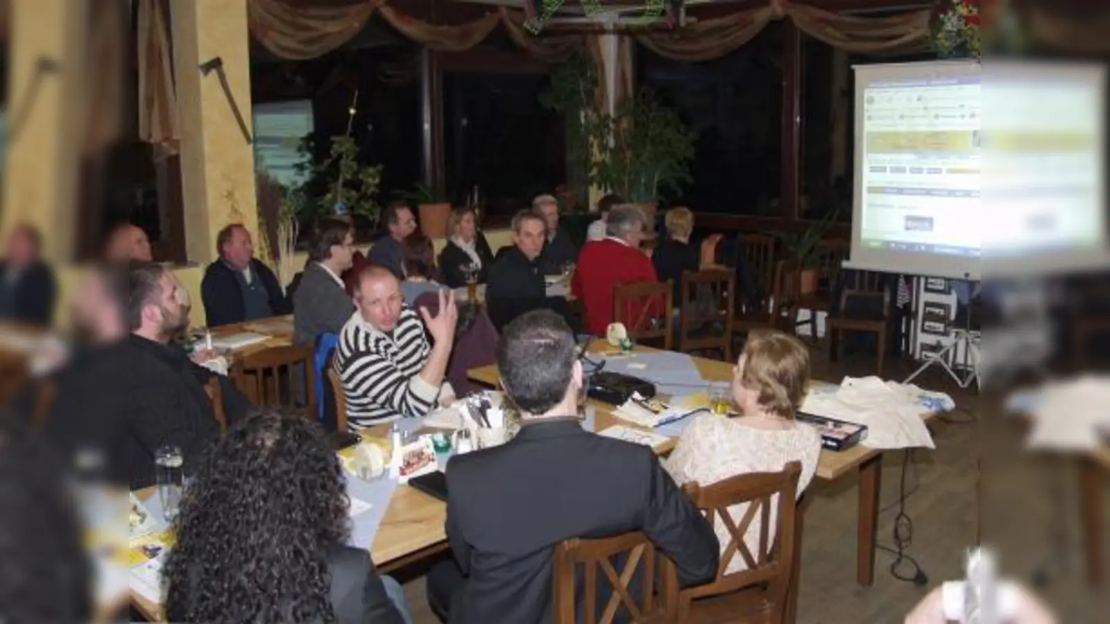 Die Vorstellung des Germeringer Online-Branchenbuches durch den Betreiber Thorsten Lange (gestreifter Pullover) war einer der Schwerpunkte beim Treffen der Einzelhändler. (Foto: Eva Schraft)