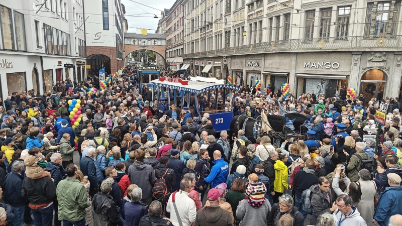 Wie vor 150 Jahre - eine historische Bahn wird von einem Pferdegespann beim 150. Geburtstag der Münchner Tram gezogen.  (Foto: Robert Bösl)