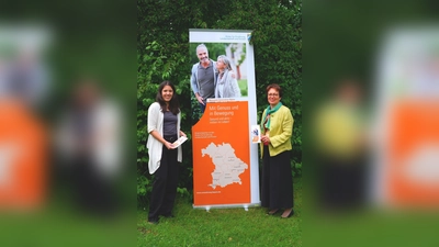 Netzwerk „Generation 55plus“ mit der Projekt-Koordinatorin Inga Münster (li) und der Fachzentrumsleitung Irmgard Reischl (re). (Foto: AELF)