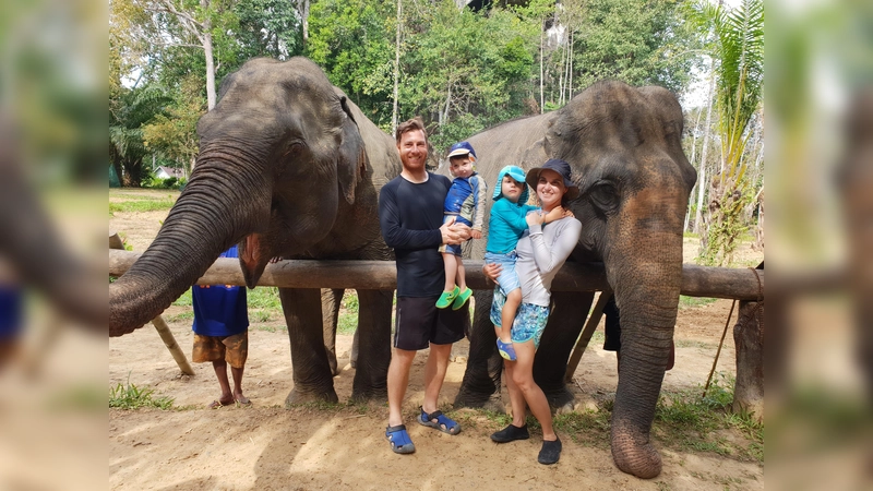 Erste Station der Weltreise von Familie Cavalcanti Meyer aus Bogenhausen war Thailand, wo sie zwei liebevollen Elefantendamen begegneten. (Foto: privat)