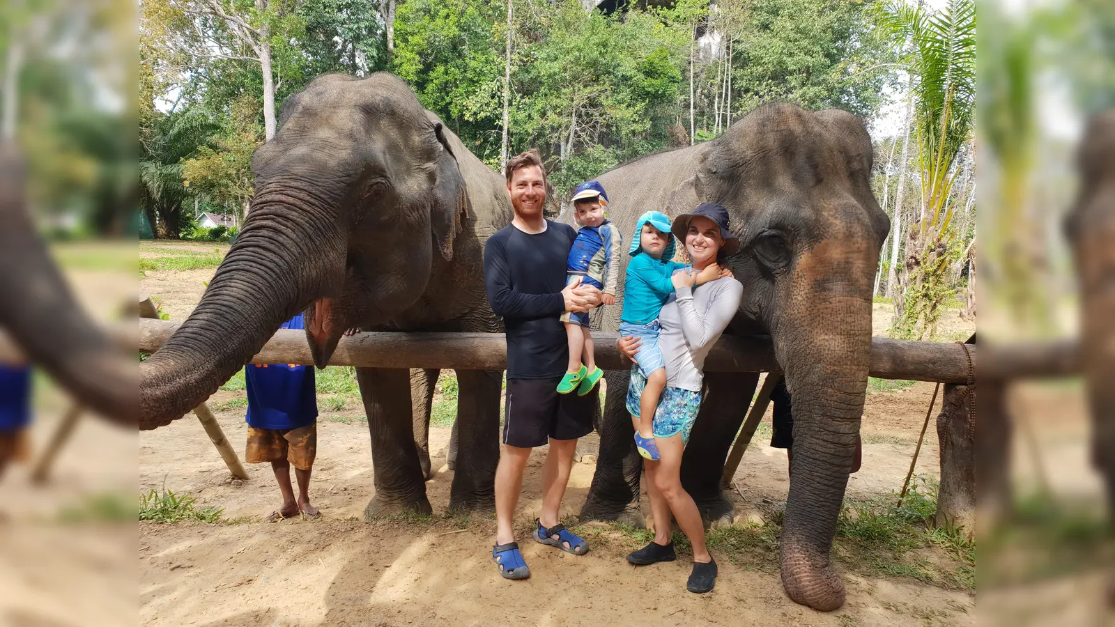 Erste Station der Weltreise von Familie Cavalcanti Meyer aus Bogenhausen war Thailand, wo sie zwei liebevollen Elefantendamen begegneten. (Foto: privat)