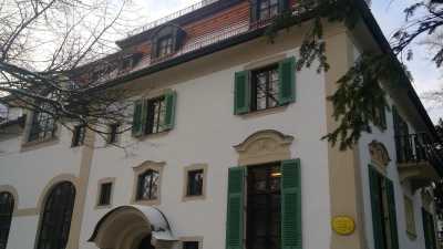 Im Hildebrandhaus in der Maria-Theresia-Straße befindet sich die Monacensia. (Foto: bas)