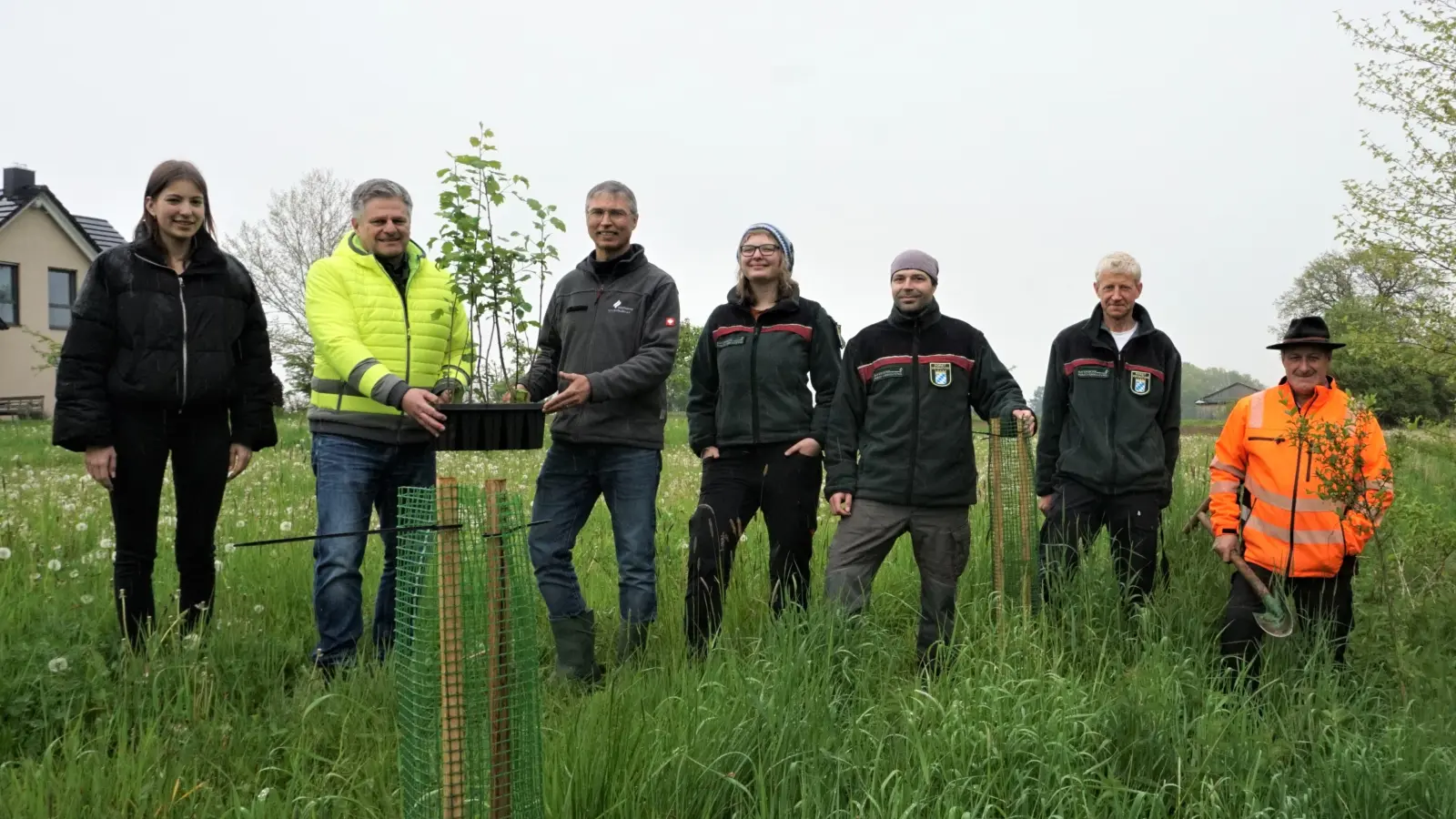 Bei der Pflanzung junger Elsbeeren in Biburg (von links): Celina Gerstl (Marketing Stadtwerke FFB), Bürgermeister Stefan Joachimsthaler, Andreas Wohlmann (Vertriebsleiter &amp; Prokurist Stadtwerke FFB), vom AELF Lara Rösel (Projektmanagerin Initiative Zukunftwald), Sebastian Winter (Projektleiter Initiative Zukunftswald), Gero Brehm (Forstdirektor) und Bauhofleiter Franz Heiß. (Foto: Gemeinde Alling)