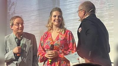 Wigald und Teresa Boning werden von Bürgermeister Christian Schiller (r.) für eine Gesangseinlage mit Klavierbegleitung auf die Bühne gebeten . (Foto: pst)