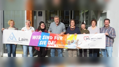 Das Team im Alten- und Servicezentren (ASZ) erwartet mit neuem Herbstprogramm. Im Bild u. a.: ASZ-Leiterin Stefanie Tischbierek (links) und Florian Brucker (rechts), stellvertretender Leiter. (Foto: ASZ Laim)