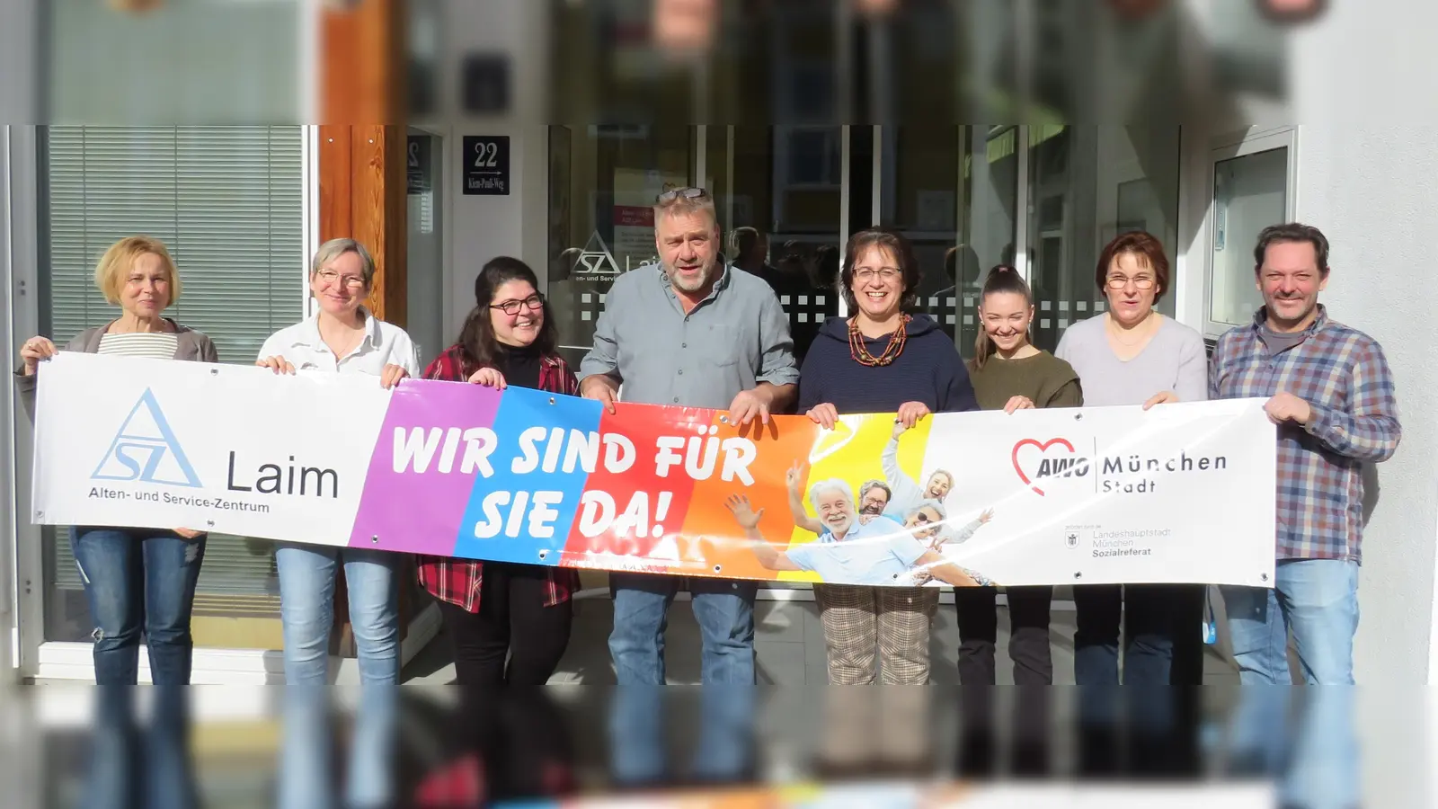 Das Team im Alten- und Servicezentren (ASZ) erwartet mit neuem Herbstprogramm. Im Bild u. a.: ASZ-Leiterin Stefanie Tischbierek (links) und Florian Brucker (rechts), stellvertretender Leiter. (Foto: ASZ Laim)