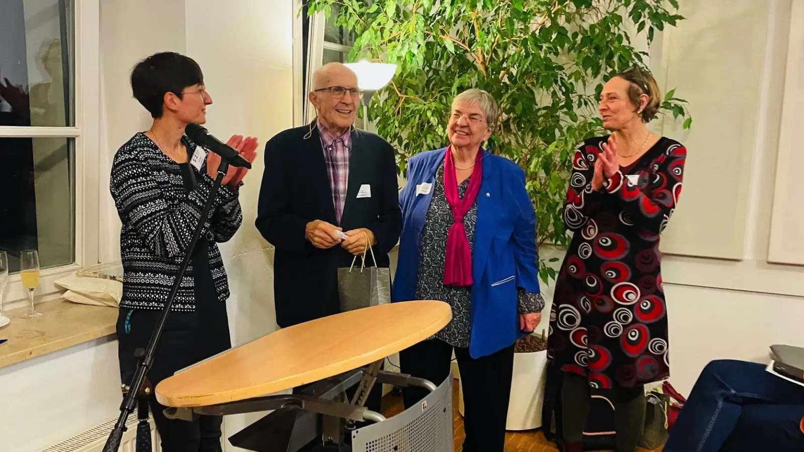 Das Selbsthilfezentrum (SHZ) ehrte Bärbel (zweite von rechts) und Hans-Wolf Hoffmann für ihr langjähriges Engagement in der Selbsthilfe. Im Bild zusammen mit Geschäftsführerin Kristina Jakob (links) und Ulrike Zinsler vom SHZ. (Foto: SHZ)