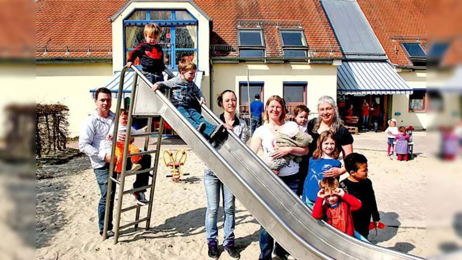 Die Eltern informieren sich mit ihren Kindern am Tag der offenen Tür des Kindergartens.  	 (Foto: VA)