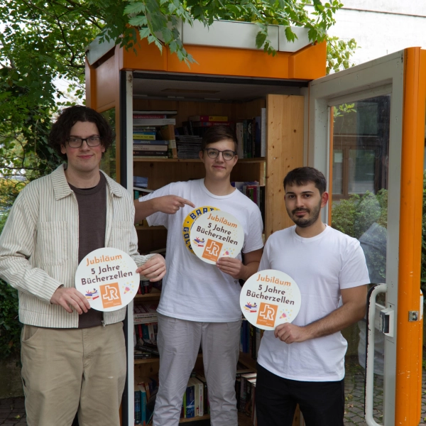 Lukas Stolze und Philipp Caspari (beide Sprecher Jugendrat Dachau) freuen sich mit Berkay Keneroglu (Stadtratsreferent für Jugend). über das Jubiläum (von links). (Foto: Joshua Babernits)