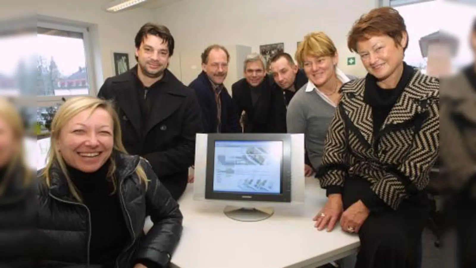 „Künftiger weniger Papierkram.“ Stolz präsentiert die Musikschule ihre neue Homepage: (v.l.) Grafikerin Sonja Hauptmann, Webdesigner Robert Zimmermann, Thomas Schaffert, Thomas Roy, Fotograf Dominik Dierke, Karin Detsch und Karin Wolf. (Foto: US)
