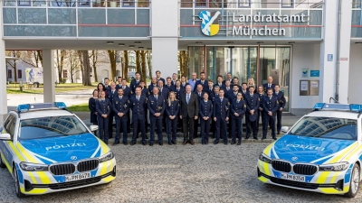 Rund 40 frisch im Landkreis München eingesetzte Polizistinnen und Polizisten waren zu Gast im Landratsamt und wurden vom Landrat begrüßt. (Foto: Landratsamt München)
