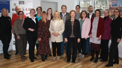 Das Schweigen brechen (von links): Inken Tremel (Koordinierungsstelle gegen häusliche und sexualisierte Gewalt), Andreas Schmiedel (Münchener Informationszentrum für Männer), Hasret Aydin (Wildwasser e.V.), Steffo Irmscher-Grothen (BRK Erding), Susanne Pfisterer-Haas (Soroptimist International), Eva Schießl (RBS Stadt München), MdB Carmen Wegge, VdK-Präsidentin Verena Bentele, Heinrich Traublinger (Bäcker-Innung), Susanne Stegmaier (Kommunale Gleichstellungsbeauftragte Landkreis Landsberg), Roman Sodenkamp (Kinderschutz München, KIBS), Manuela Soller (Amyna e.V.), Simon Tica (Diakonie Rosenheim), sowie Tanja Plach, Romy Stangl und Alexandra Kugge (alle One Billion Rising e.V.). (Foto: job)