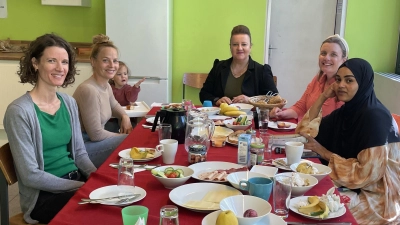 Kristina Pinto (links) beim offenen Frühstückstreff im Familienzentrum Friedenskapelle in der Kemptener Str. 73.  (Foto: Familienzentrum)