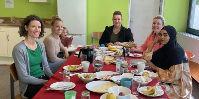 Kristina Pinto (links) beim offenen Frühstückstreff im Familienzentrum Friedenskapelle in der Kemptener Str. 73.  (Foto: Familienzentrum)