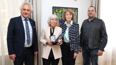 Landrat Helmut Petz (li.) und der zweite Auer Bürgermeister Martin Linseisen (re.) gratulierten Siglinde Becker und deren Tochter Heike Pütz.  (Foto: LRA Freising)