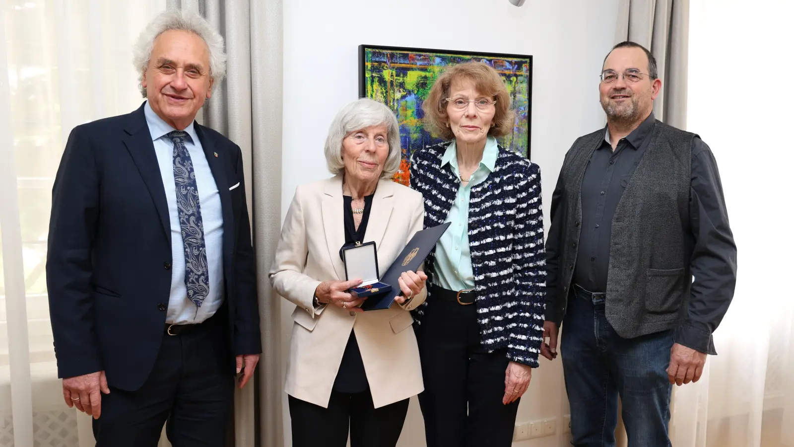 Landrat Helmut Petz (li.) und der zweite Auer Bürgermeister Martin Linseisen (re.) gratulierten Siglinde Becker und deren Tochter Heike Pütz.  (Foto: LRA Freising)