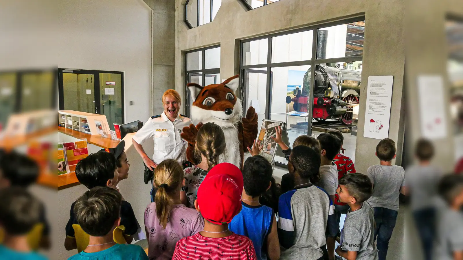 Ein großes Hallo gab es am Eingang des Verkehrszentrums, wo der Lesefuchs der Münchner Polizei jede einzelne Schulklasse begrüßte. (Foto: Lesefüchse/ Meier)