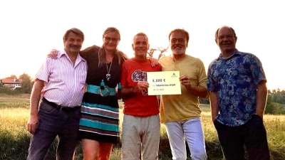 Lothar Firlej (Mitte) und Christian Kalinke (2.v.r) begleitet von Vertretern der Theatergruppe Michael Friedinger (r.), Tara Dierck (2.v.r.) und Andreas Brunner (l.).  (Foto: pr)