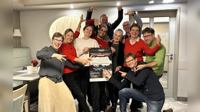 Mitglieder des Rotary Clubs München-West überreichen ihre Spende für die Flow Games 2025 an die Veranstalter Alvyda Zilvyte-Sipulske und Dovydas Sipulskis (Mitte). (Foto: Rotary Club)