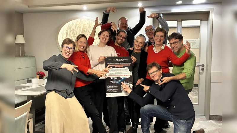 Mitglieder des Rotary Clubs München-West überreichen ihre Spende für die Flow Games 2025 an die Veranstalter Alvyda Zilvyte-Sipulske und Dovydas Sipulskis (Mitte). (Foto: Rotary Club)