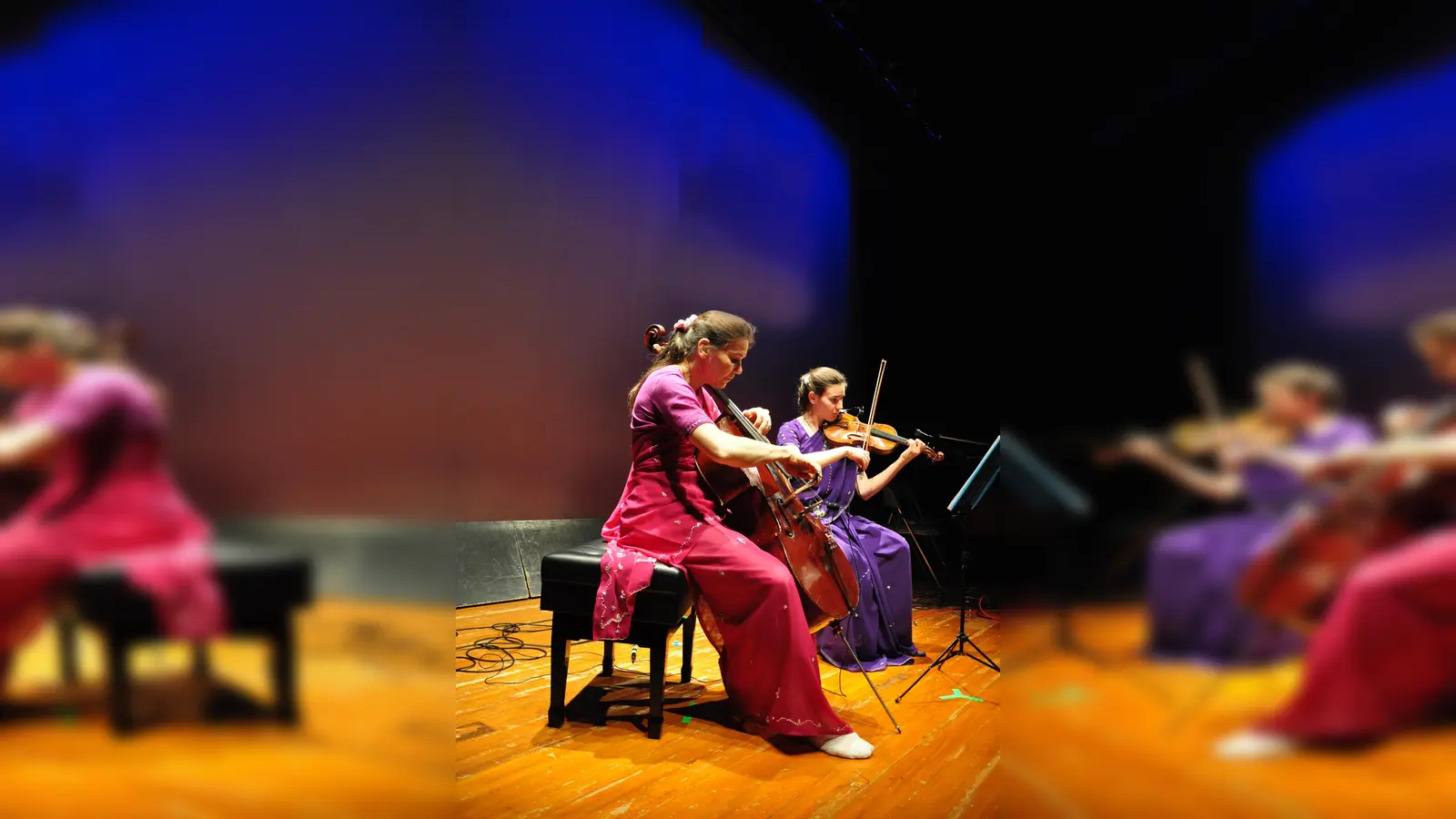 Eine von sechs Musikgruppen: "Shamita's Strings" spielen auf Cello und Geige. (Foto: VA)