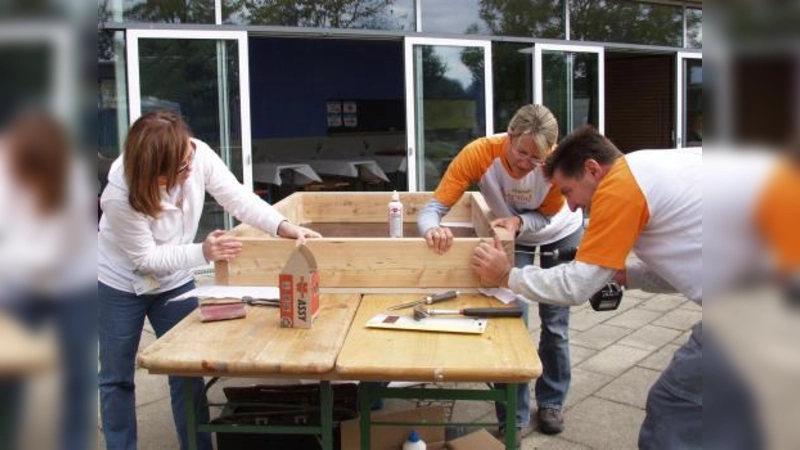 Weder Blasen noch Rückenschmerzen scheuten die vielen Freiwilligen beim Projekt „Connecting Friends“, denn im Berufsalltag arbeiten sie doch eher als „Schreibtischtäter“ als im Baubereich! (Foto: Eva Schraft)