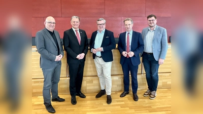 Sprachen über eine mögliche Erweiterung der Polizeiinspektion 45 (v.l.): Frieder Vogelsgesang (BA 21), Polizeipräsident Thomas Hampel, Josef Schmid (MdL ), Gerhard Reichel (Immobilen Freistaat Bayern) und Sebastian Kriesel (BA 22). (Foto: K. Eder)