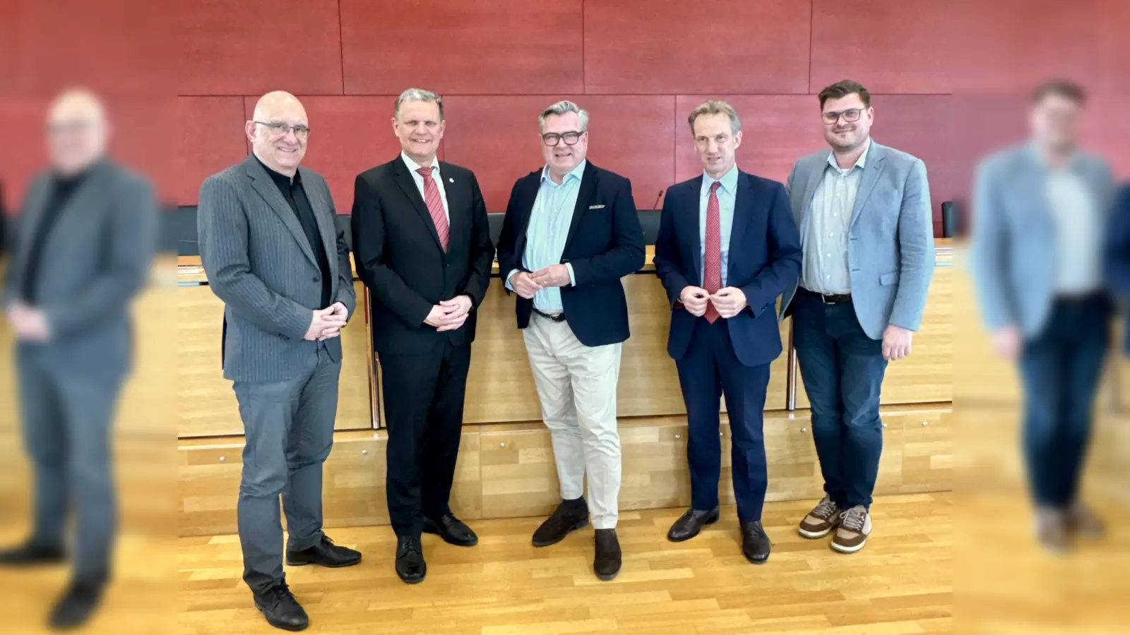 Sprachen über eine mögliche Erweiterung der Polizeiinspektion 45 (v.l.): Frieder Vogelsgesang (BA 21), Polizeipräsident Thomas Hampel, Josef Schmid (MdL ), Gerhard Reichel (Immobilen Freistaat Bayern) und Sebastian Kriesel (BA 22). (Foto: K. Eder)