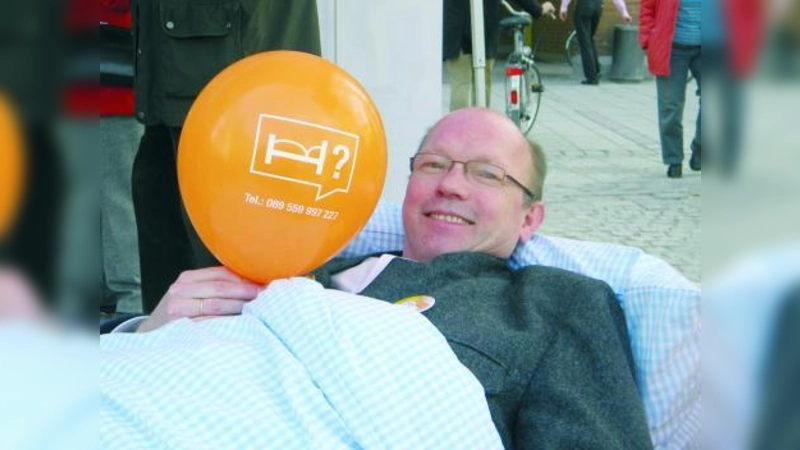 Dekan Andreas Weigelt von der Evangelischen Christuskirche machte Werbung für die Bettensuche des Kirchentags. (Foto: pi)