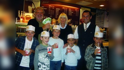 Rolf Elsässer (l.) und die fünf ASP-Kinder strahlten über die Spende von 500 Euro, die Sabine Reisert überreichte. (Foto: privat)