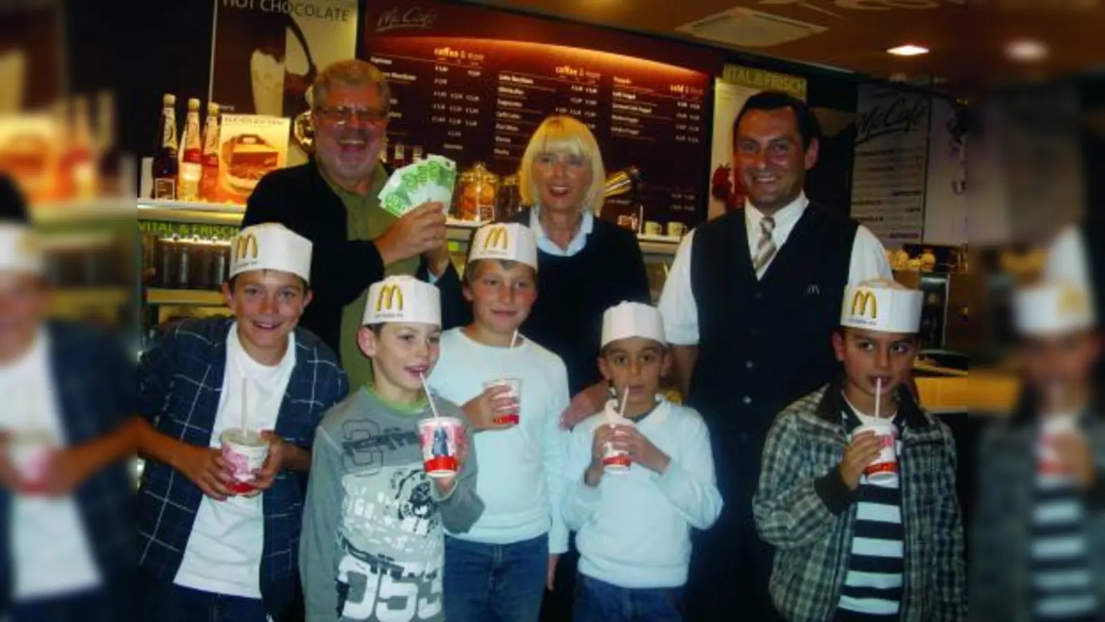 Rolf Elsässer (l.) und die fünf ASP-Kinder strahlten über die Spende von 500 Euro, die Sabine Reisert überreichte. (Foto: privat)