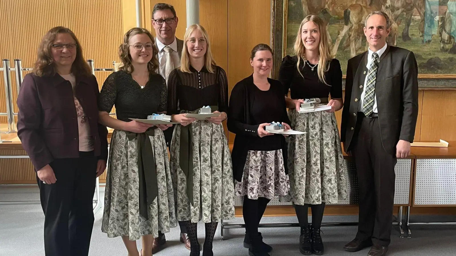 Landrat Martin Bayerstorfer mit den besten Absolventinnen im Bereich Hauswirtschaft, die aus den Landkreisen Erding und Freising stammen.  (Foto: © AELF Ebersberg-Erding)